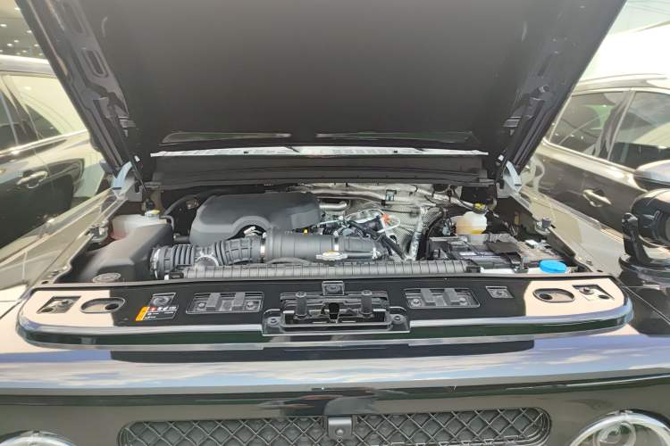 Used 212 T01 2024 2.0T Explorer Engine Bay