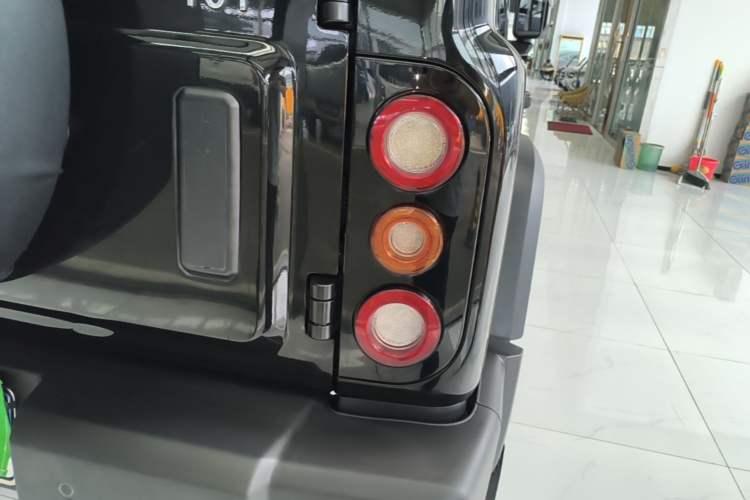 Used 212 T01 2024 2.0T Explorer Exterior 3
