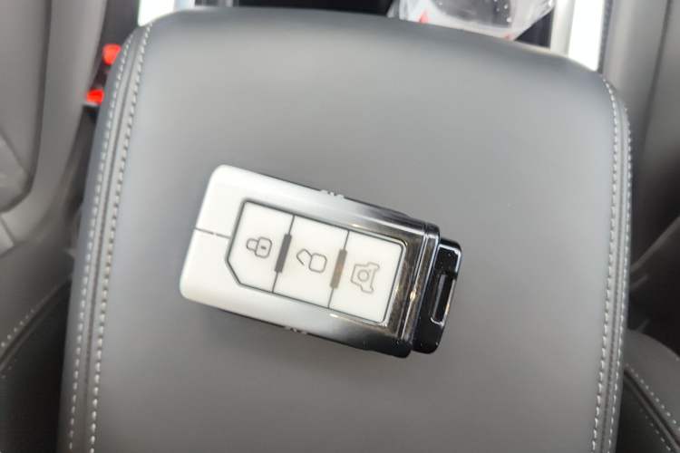 Used 212 T01 2024 2.0T Explorer Interior 1
