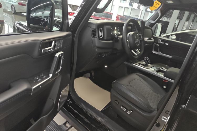 Used 212 T01 2024 2.0T Explorer Interior 1