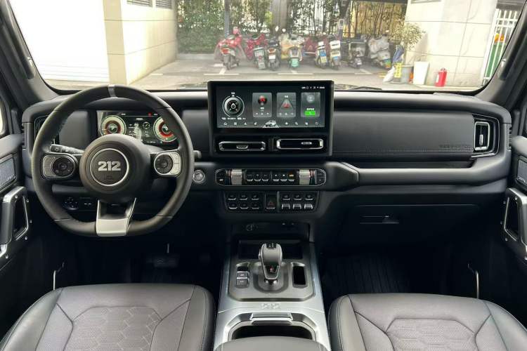 Used 212 T01 2024 2.0T Mechanic Interior 5