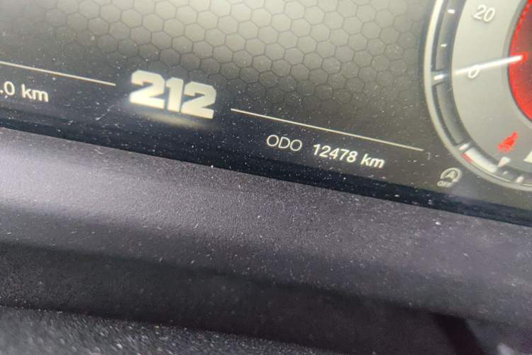 Used 212 T01 2024 2.0T Explorer Odometer Close Up