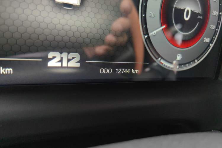 Used 212 T01 2024 2.0T Mechanic Odometer Close Up