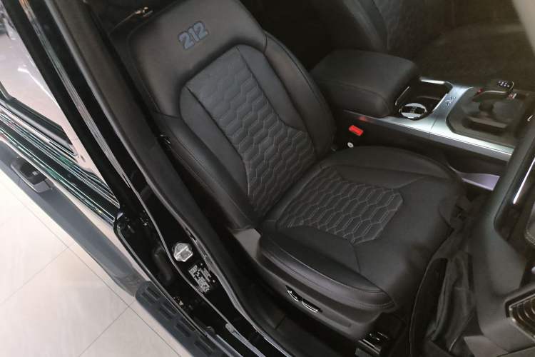 Used 212 T01 2024 2.0T Explorer Right Front Seat