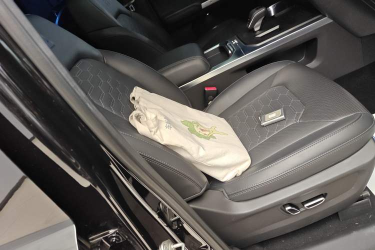 Used 212 T01 2024 2.0T Explorer Right Front Seat