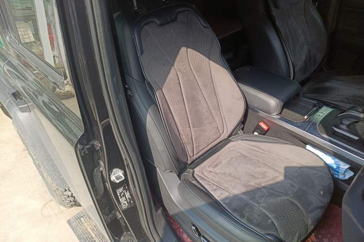 Used 212 T01 2024 2.0T Explorer Right Front Seat