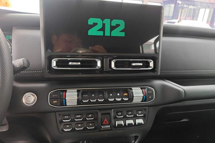 Used 212 T01 2024 2.0T Mechanic Audio And AC Panel