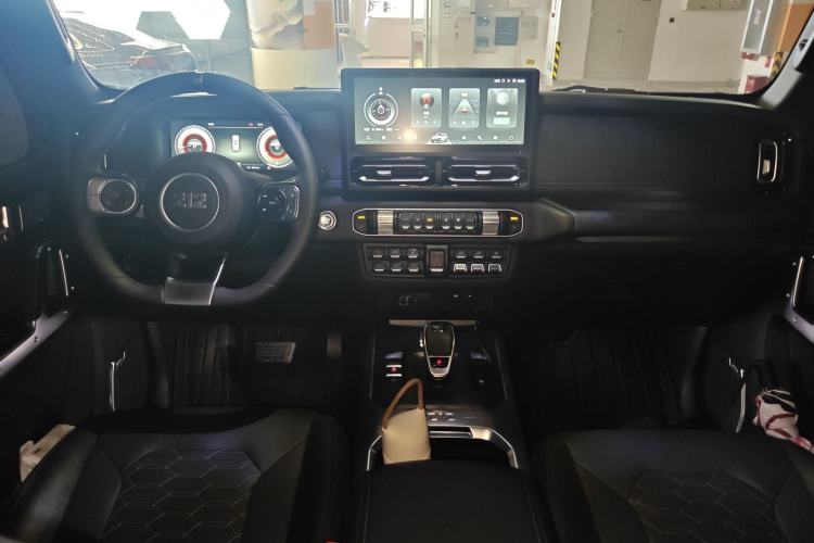 Used 212 T01 2024 2.0T Mechanic Center Console