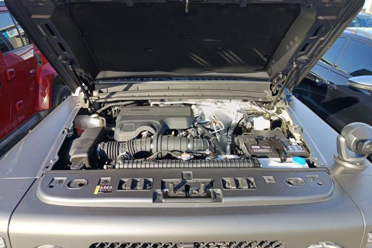 Used 212 T01 2024 2.0T Explorer Engine Bay
