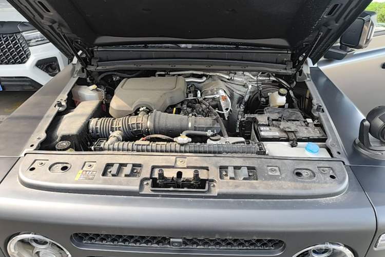 Used 212 T01 2024 2.0T Explorer Engine Bay