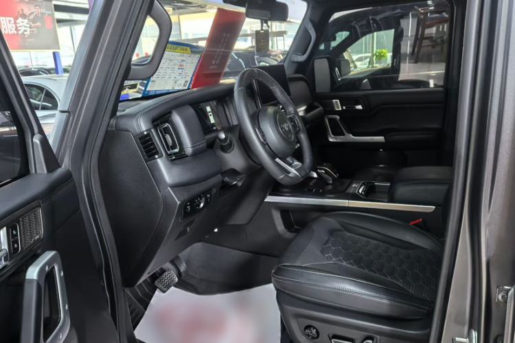 Used 212 T01 2024 2.0T Explorer Interior 1