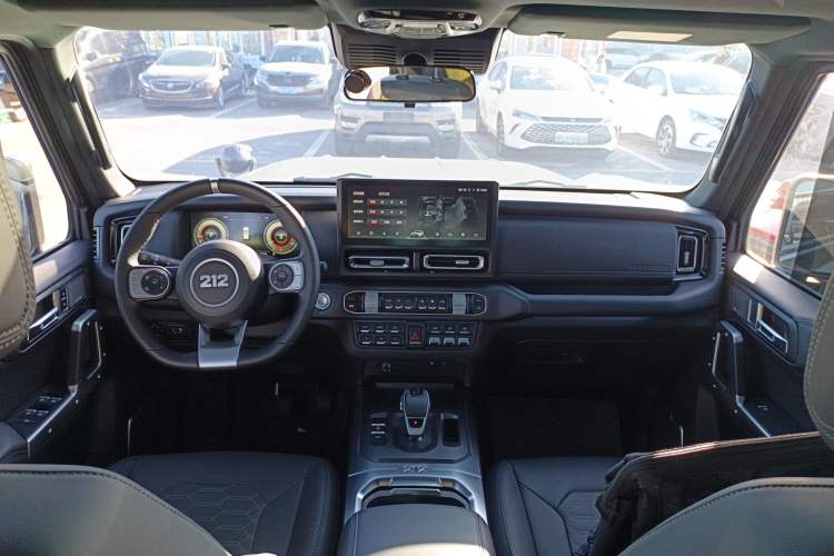 Used 212 T01 2024 2.0T Explorer Interior 2