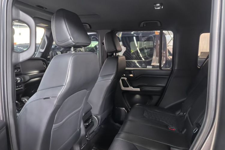 Used 212 T01 2024 2.0T Explorer Interior 2