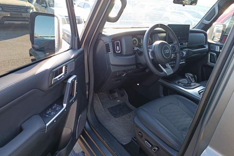 Used 212 T01 2024 2.0T Explorer Interior 3
