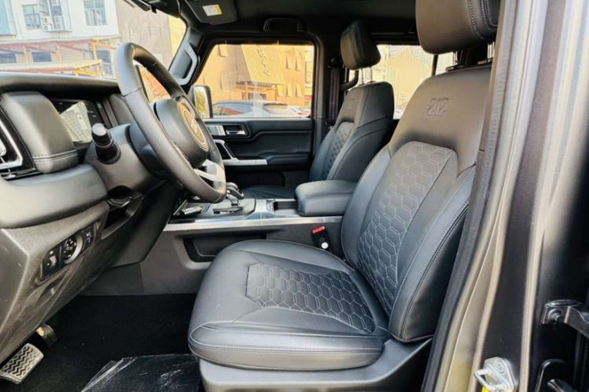 Used 212 T01 2024 2.0T Explorer Interior 3