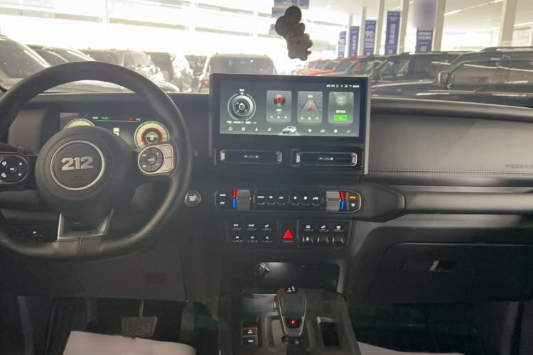 Used 212 T01 2024 2.0T Explorer Interior 3