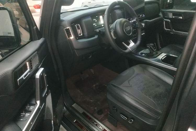 Used 212 T01 2024 2.0T Explorer Interior 3