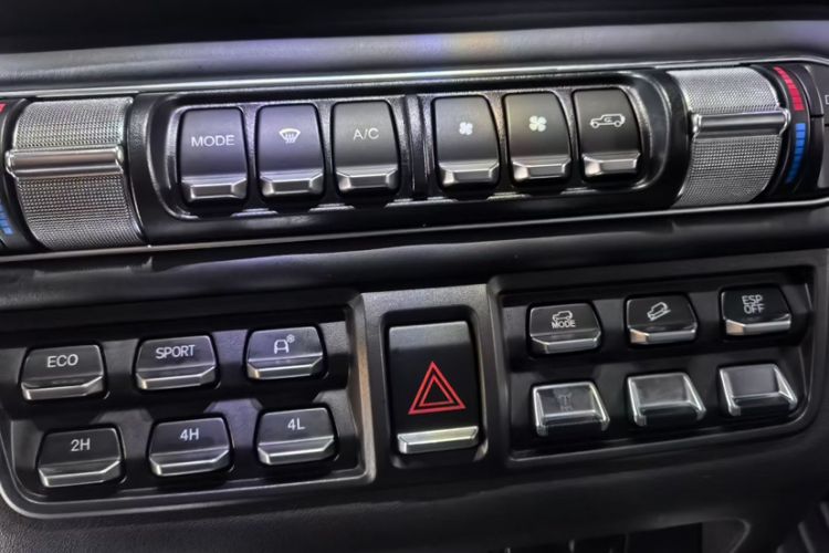 Used 212 T01 2024 2.0T Explorer Interior 3