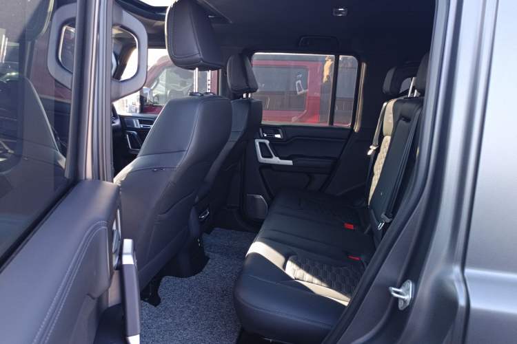 Used 212 T01 2024 2.0T Explorer Interior 4