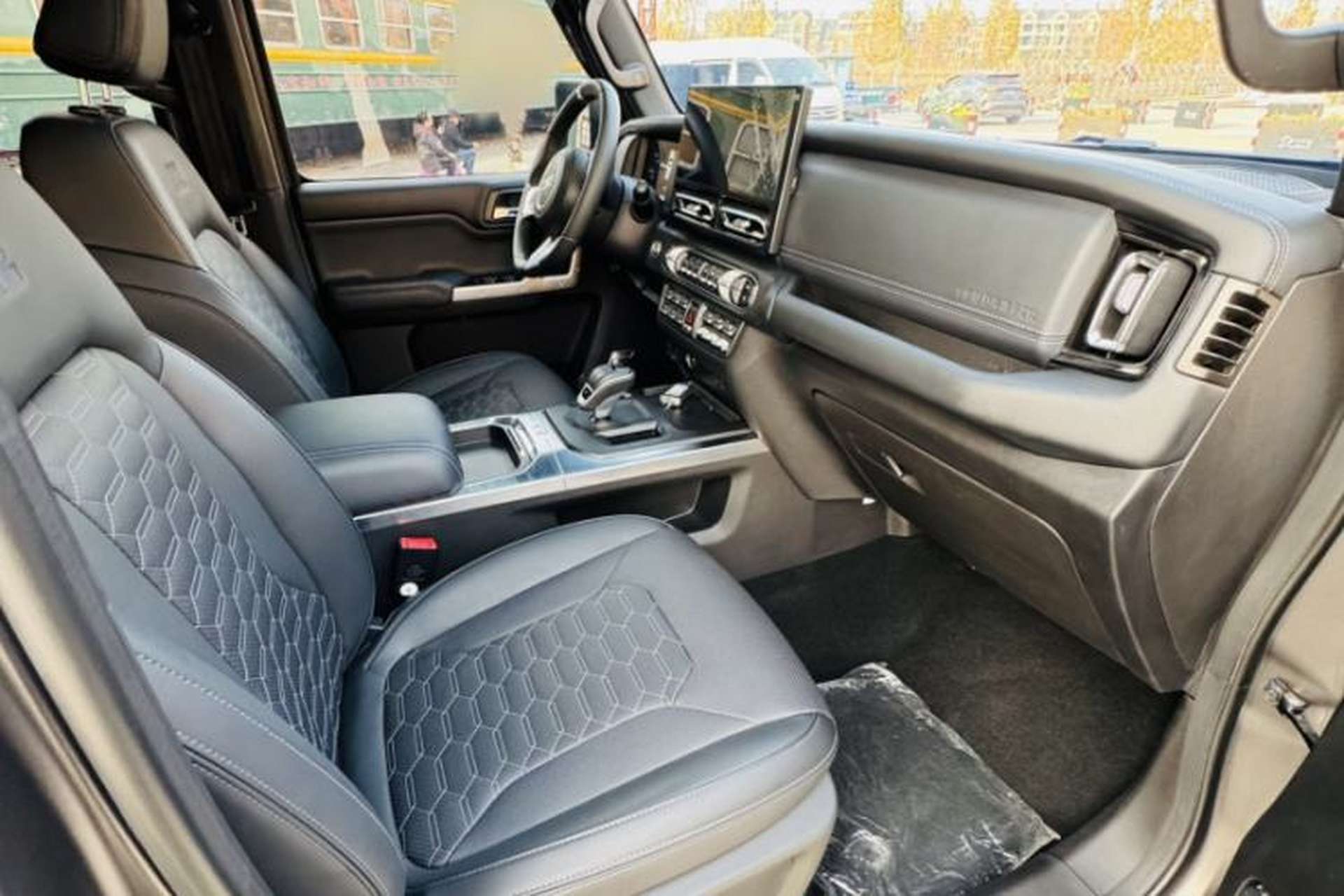 Used 212 T01 2024 2.0T Explorer Interior 8