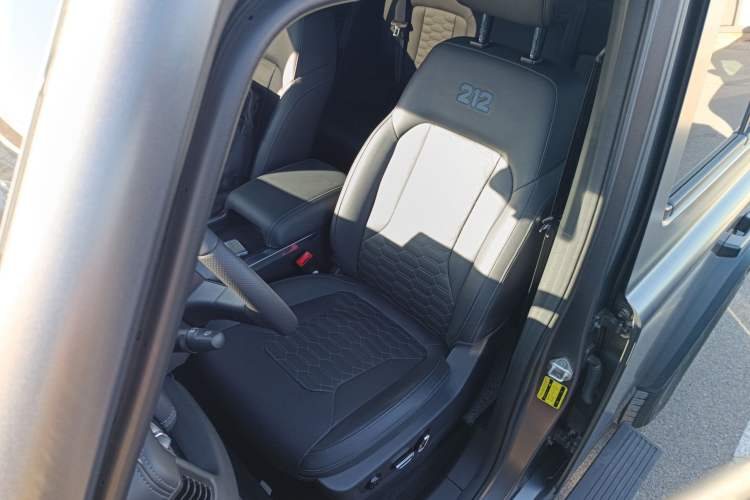 Used 212 T01 2024 2.0T Explorer Left Front Seat