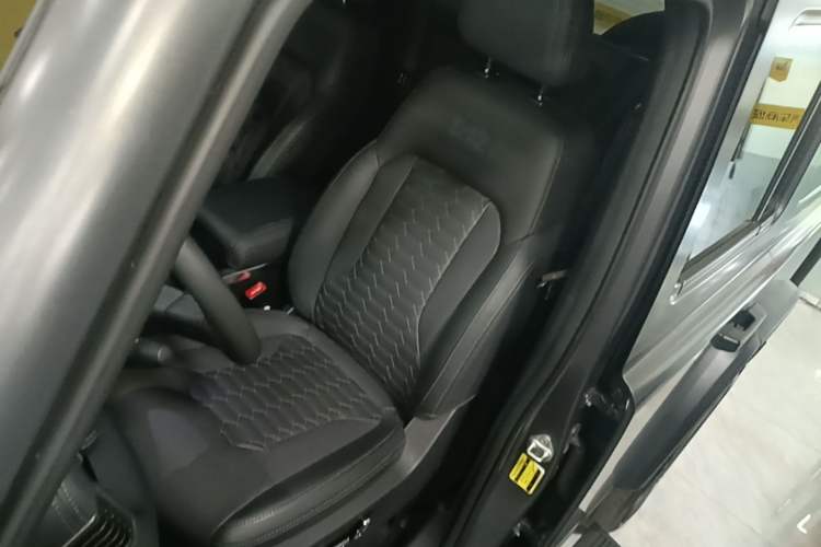 Used 212 T01 2024 2.0T Explorer Left Front Seat