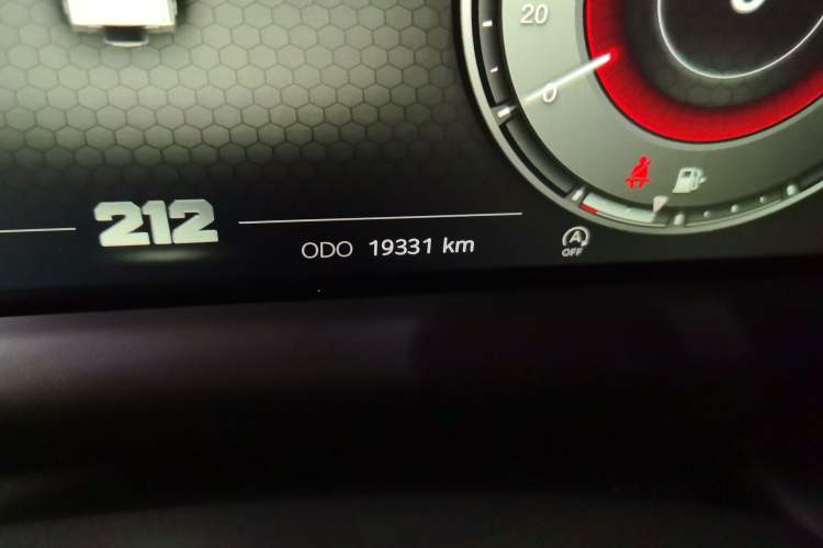 Used 212 T01 2024 2.0T Mechanic Odometer Close Up