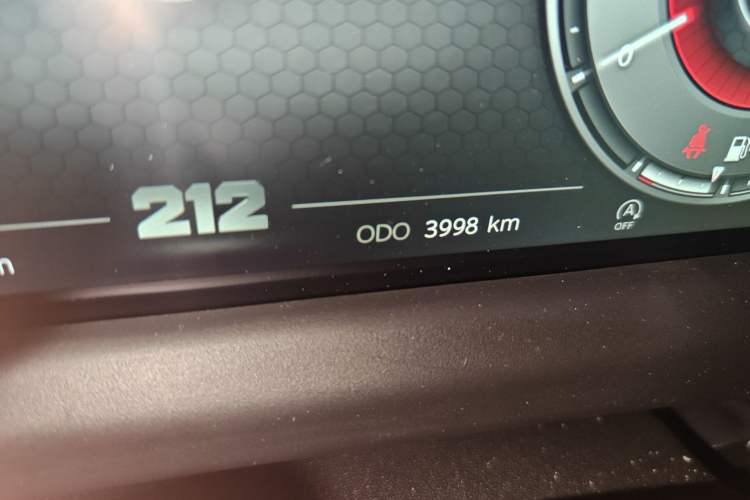 Used 212 T01 2024 2.0T Mechanic Odometer Close Up