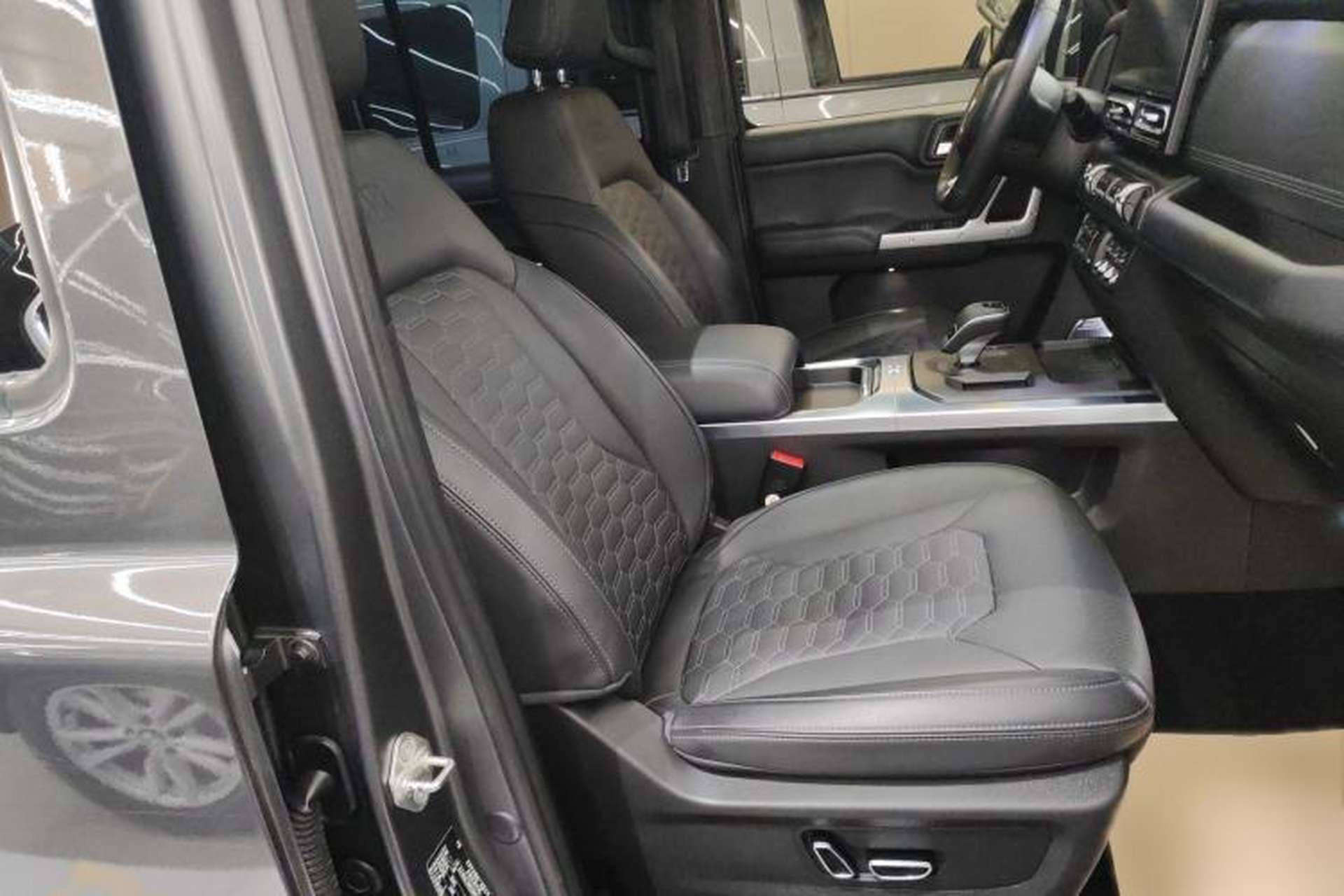 Used 212 T01 2024 2.0T Explorer Right Front Seat