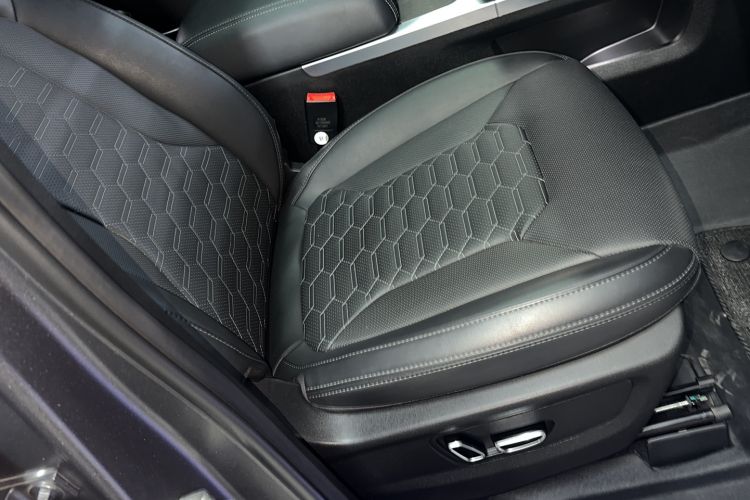 Used 212 T01 2024 2.0T Explorer Right Front Seat