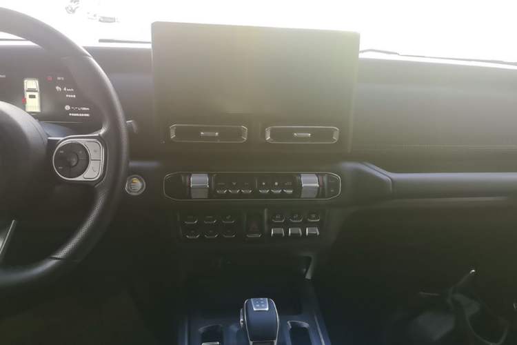 Used 212 T01 2024 2.0T Mechanic Audio And AC Panel