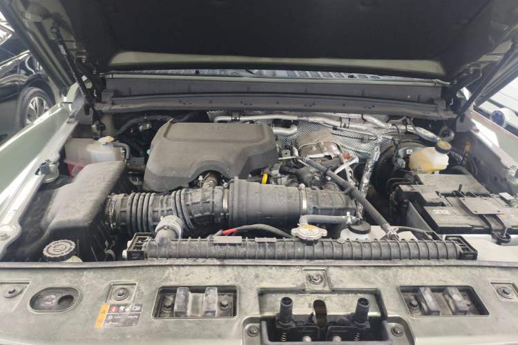 Used 212 T01 2024 2.0T Explorer Engine Bay