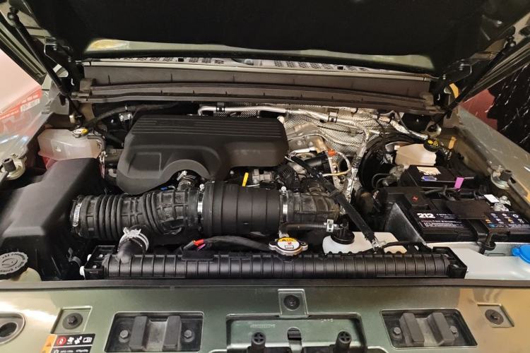 Used 212 T01 2024 2.0T Explorer Engine Bay