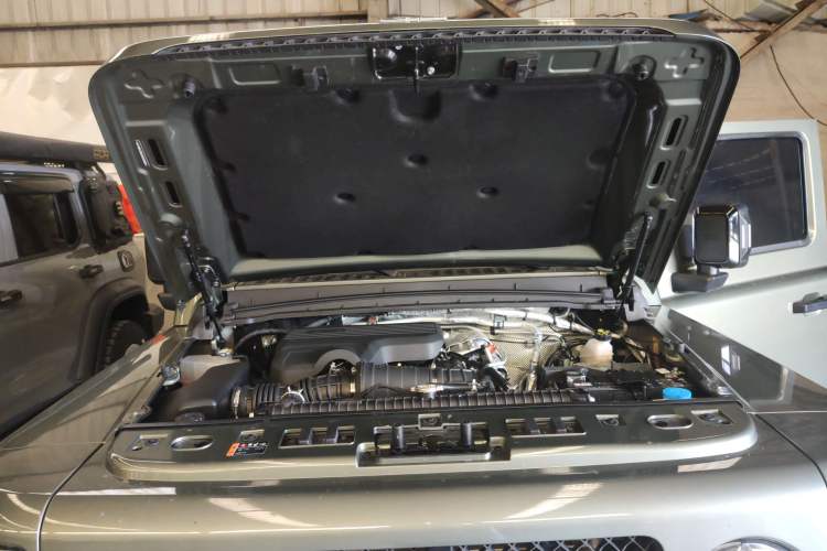 Used 212 T01 2024 2.0T Mechanic Engine Bay