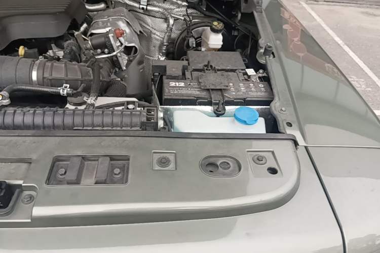 Used 212 T01 2024 2.0T Explorer Engine Bay Left