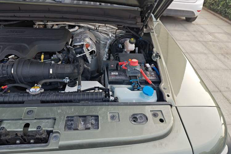 Used 212 T01 2024 2.0T Mechanic Engine Bay Left
