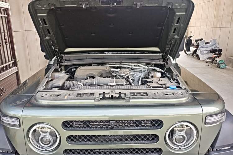 Used 212 T01 2024 2.0T Explorer Engine Bay