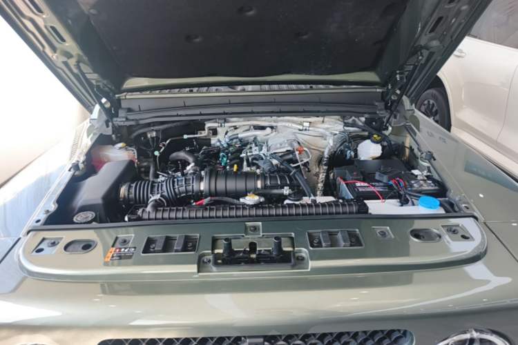 Used 212 T01 2024 2.0T Explorer Engine Bay
