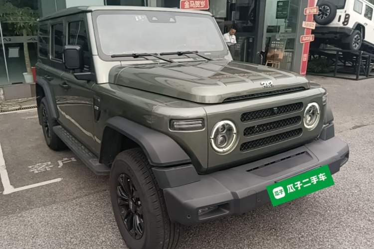 Used 212 T01 2024 2.0T Explorer Front Right 45 Deg