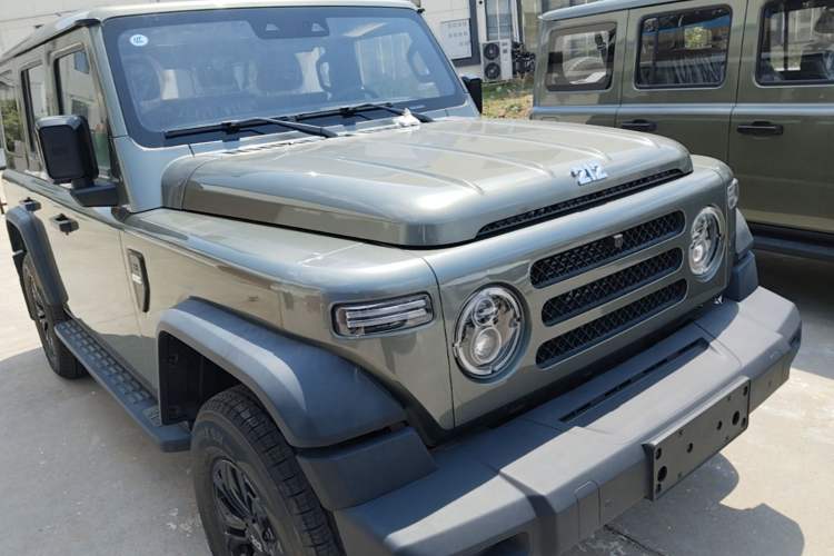 Used 212 T01 2024 2.0T Explorer Front Right 45 Deg
