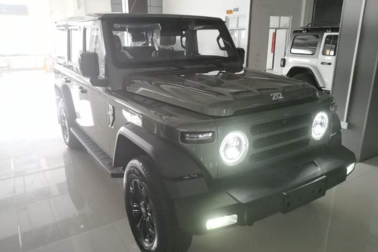 Used 212 T01 2024 2.0T Explorer Front Right 45 Deg