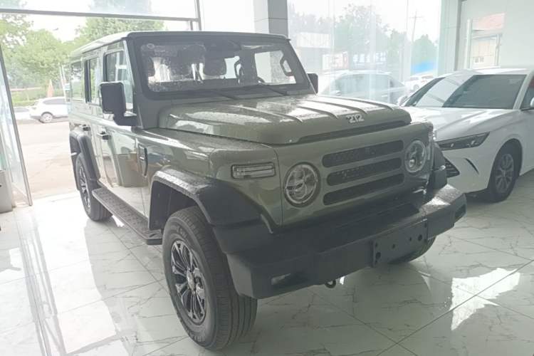 Used 212 T01 2024 2.0T Explorer Front Right 45 Deg