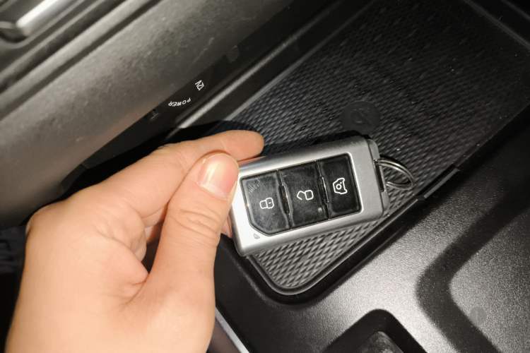 Used 212 T01 2024 2.0T Explorer Interior 1