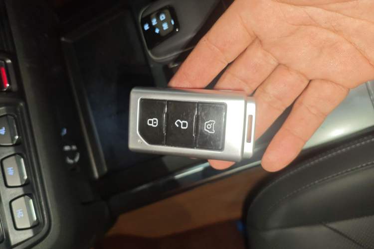 Used 212 T01 2024 2.0T Explorer Interior 1