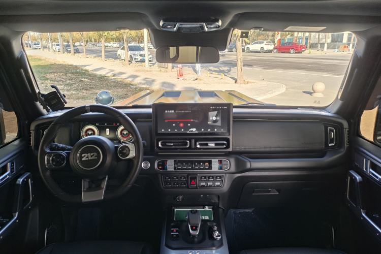 Used 212 T01 2024 2.0T Explorer Interior 1