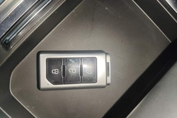 Used 212 T01 2024 2.0T Explorer Interior 1