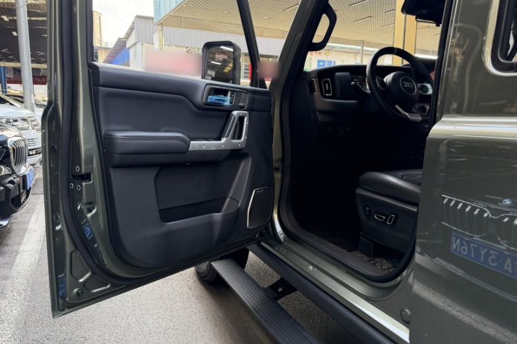 Used 212 T01 2024 2.0T Explorer Interior 1