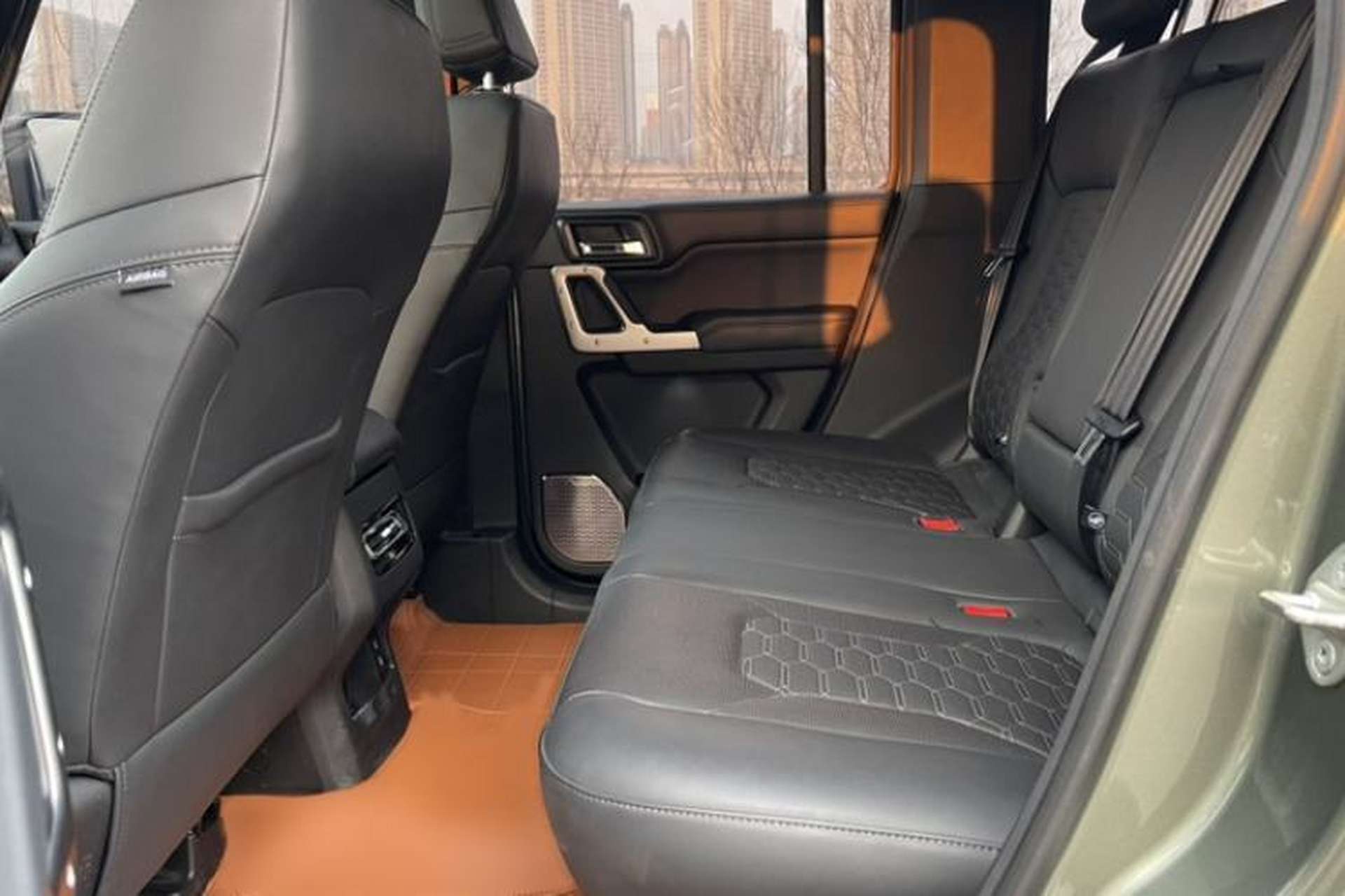 Used 212 T01 2024 2.0T Explorer Interior 1