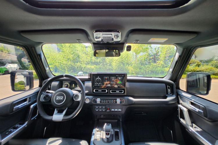 Used 212 T01 2024 2.0T Explorer Interior 10