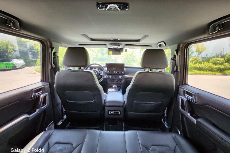 Used 212 T01 2024 2.0T Explorer Interior 11